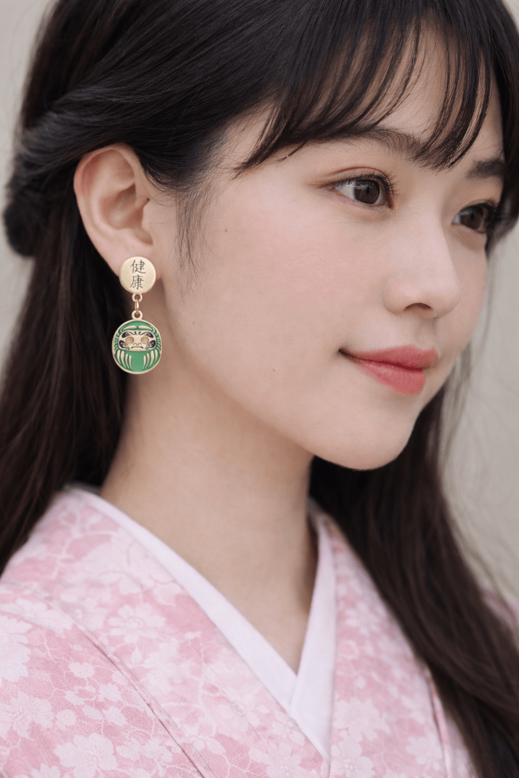 Orecchino Daruma Verde – portafortuna giapponese indossato, collezione Daruma, Nuage d'Etoiles