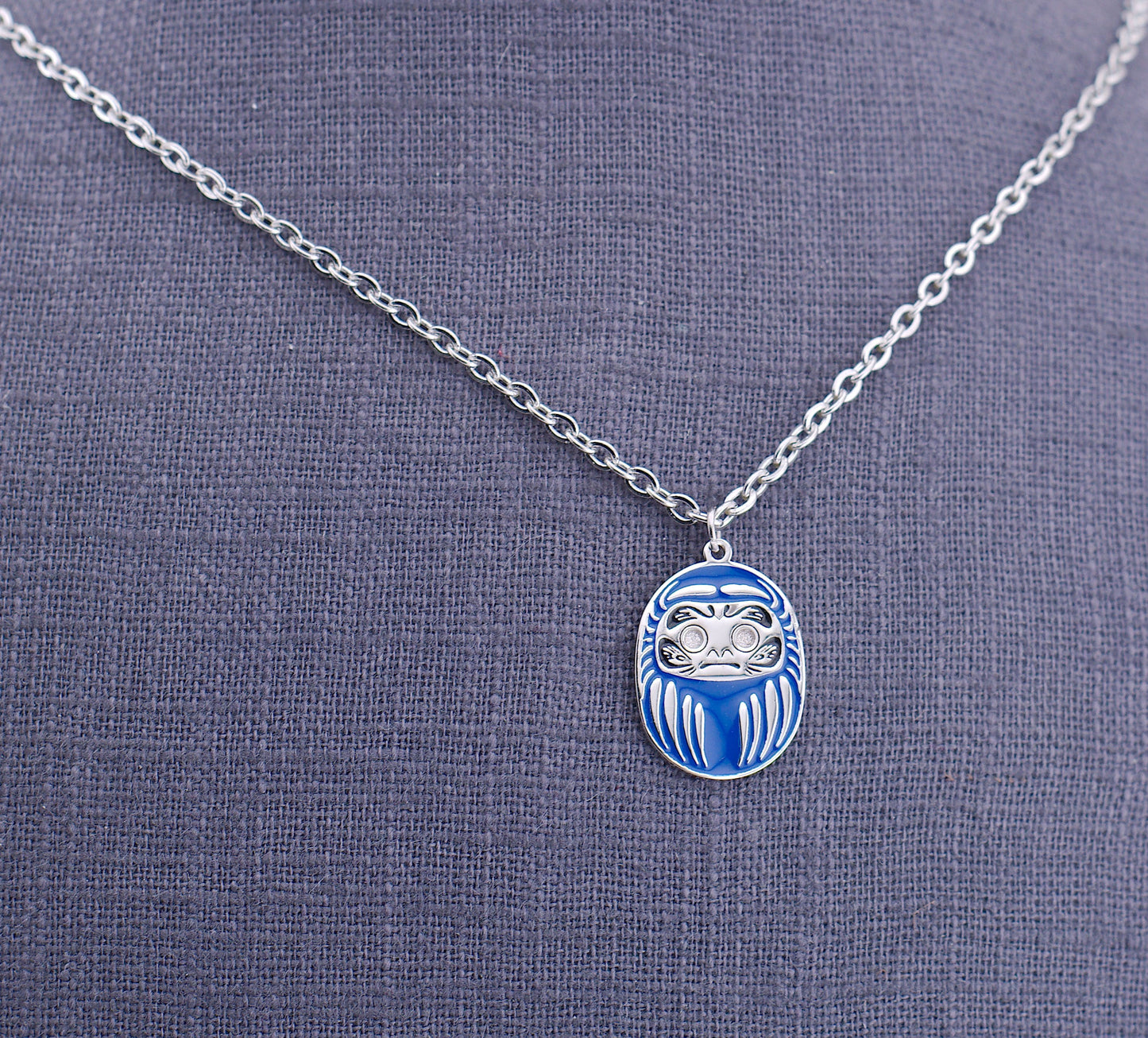 Collana Mini Daruma Blu dettaglio catena acciaio – simbolo di protezione per studio e lavoro Nuage d'Étoiles