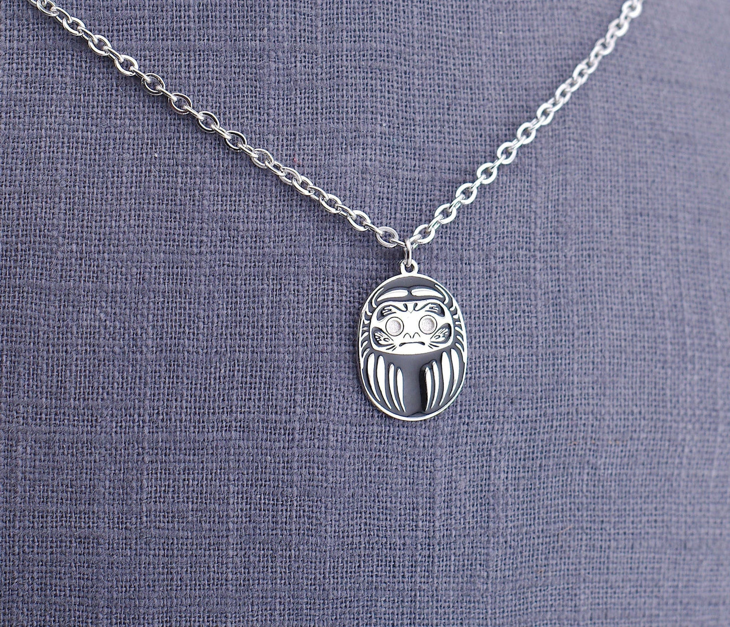 Collana Uomo Mini Daruma Nera in rodio e acciaio simbolo di successo forza e protezione stile minimal 50 cm dettaglio