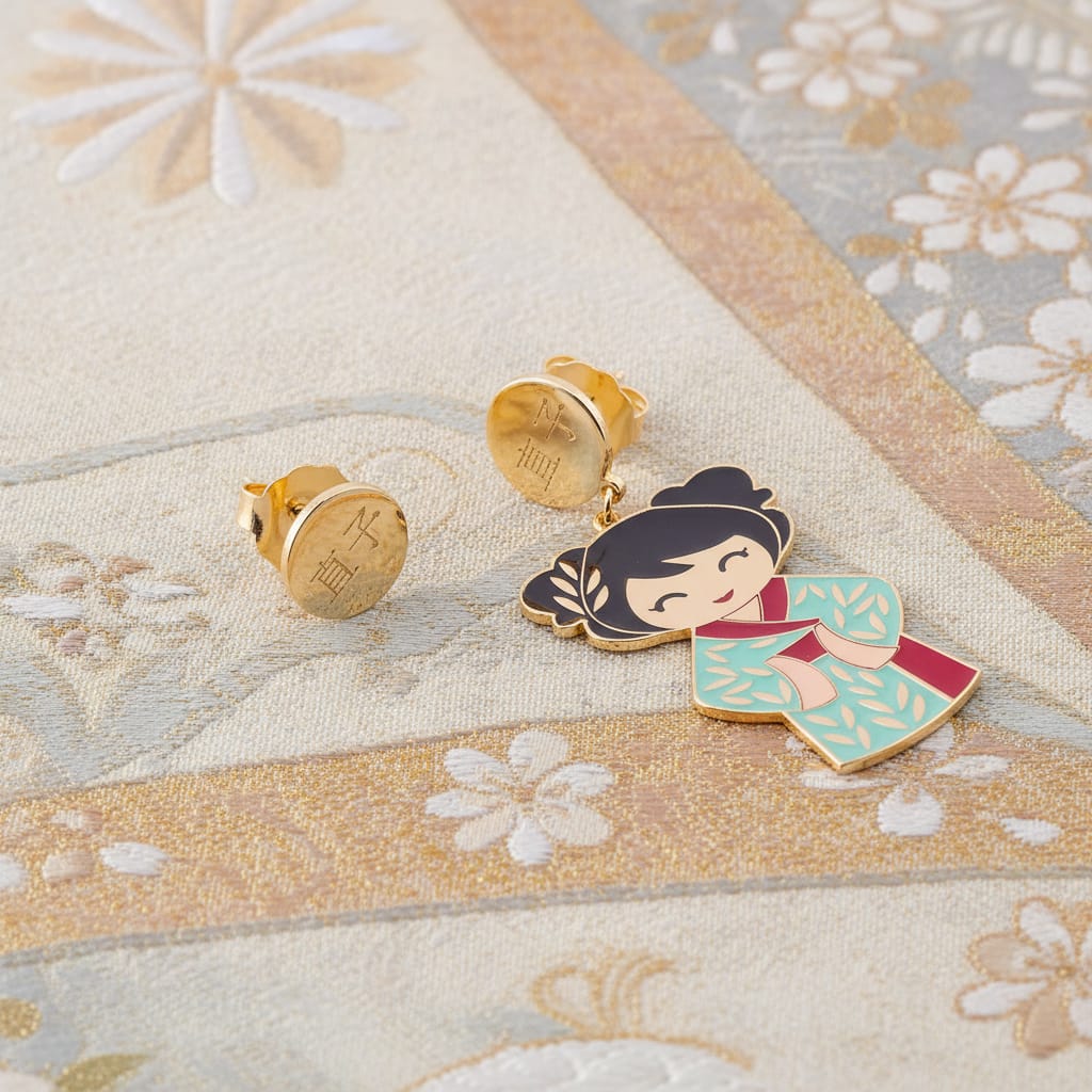 Orecchini Naoko Kokoro smaltati a mano su tessuto giapponese, dettaglio kimono azzurro e disco oro 直子 – Nuage d'Étoiles