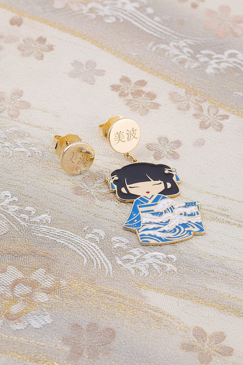 Orecchini Minami Kokoro placcati oro 24kt su tessuto kimono dorato, bambola kawaii kimono blu con onde del mare e disco 美波 – Nuage d'Étoiles