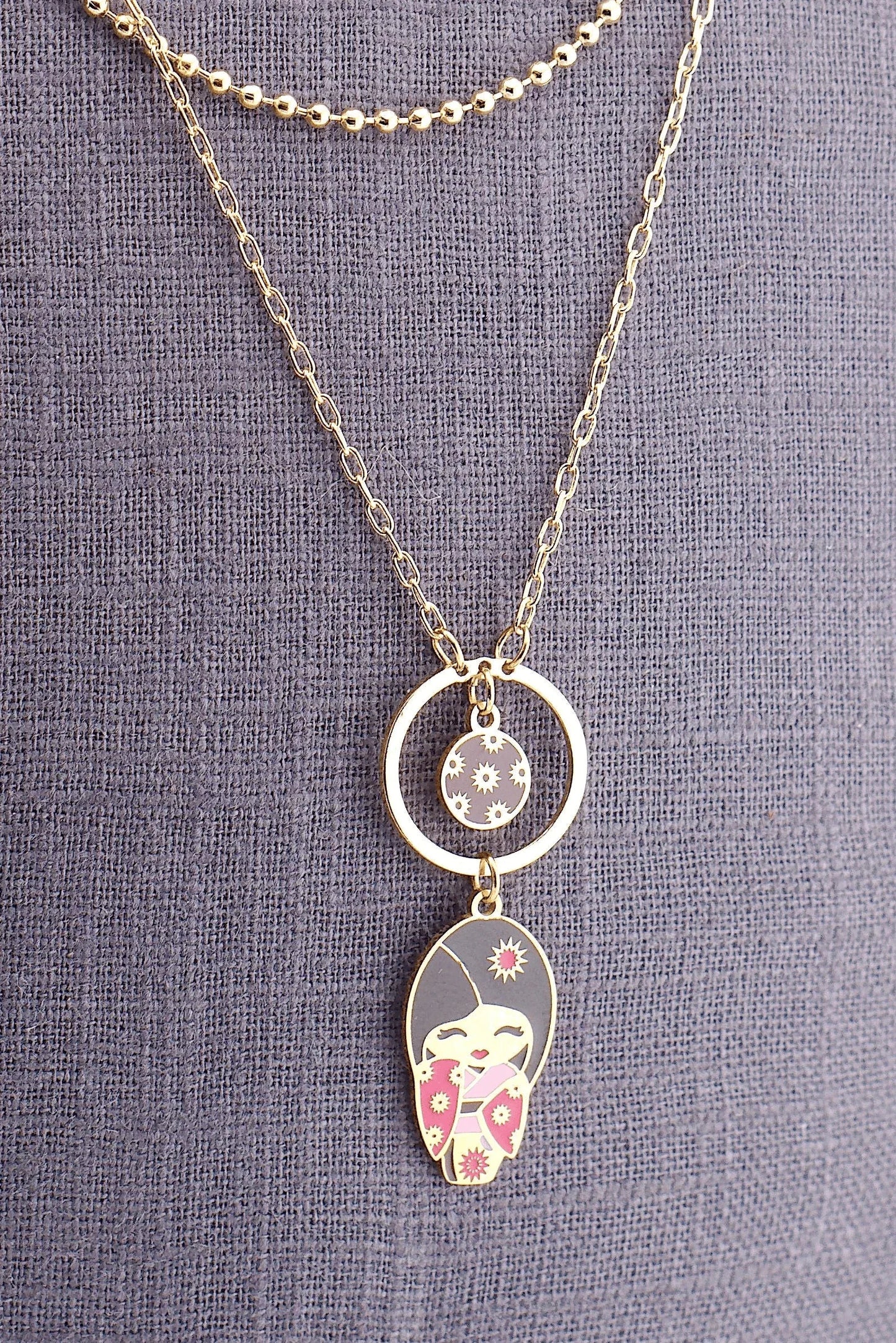 Hirikiteki – dettaglio ciondolo bambolina giapponese, collana mini, collezione Kokoro, Nuage d'Etoiles
