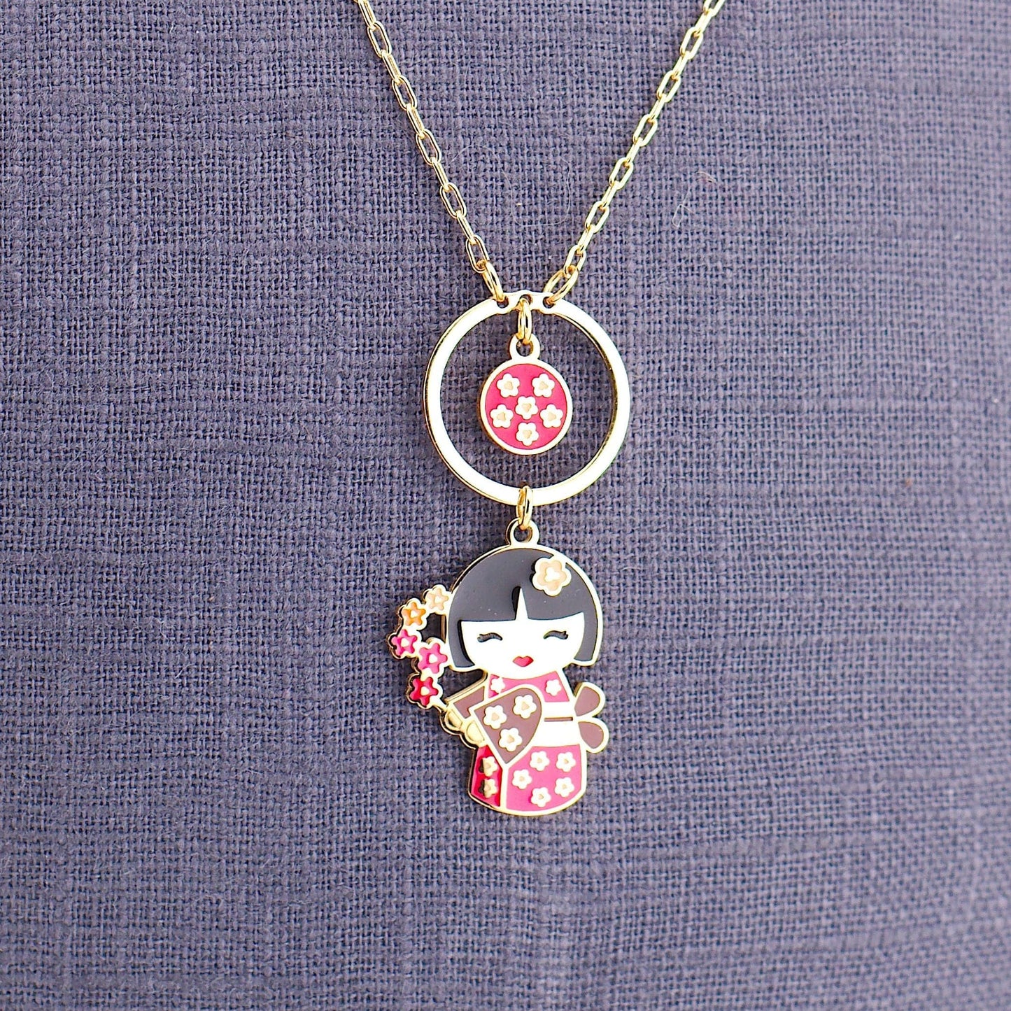 Mari – dettaglio ciondolo bambolina giapponese, collana mini, collezione Kokoro, Nuage d'Etoiles