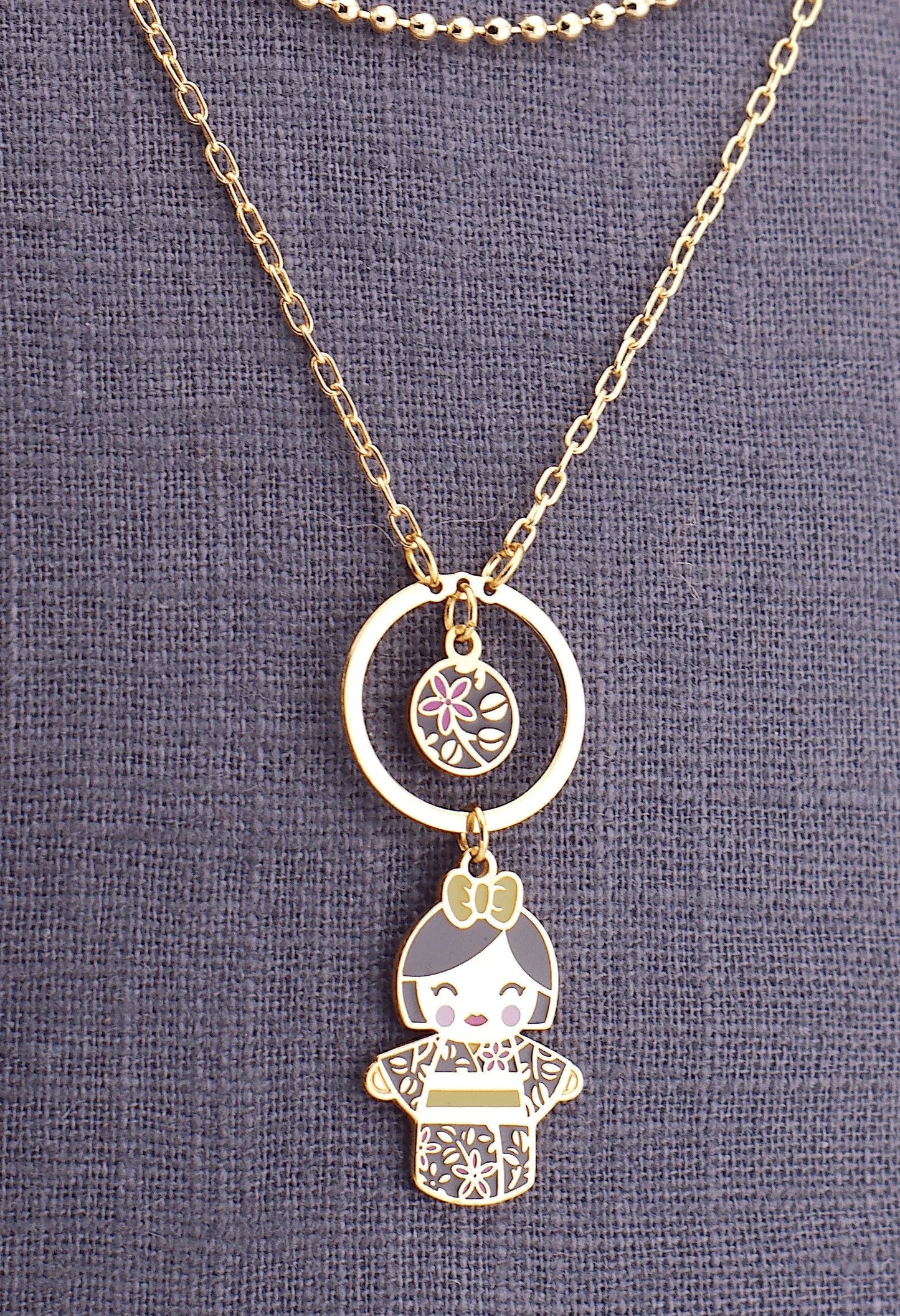 Yuki – dettaglio ciondolo bambolina giapponese, collana mini, collezione Kokoro, Nuage d'Etoiles