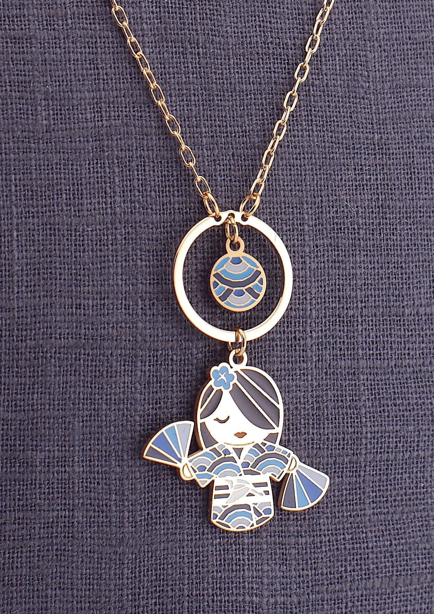 Mi – dettaglio ciondolo bambolina giapponese, collana mini, collezione Kokoro, Nuage d'Etoiles