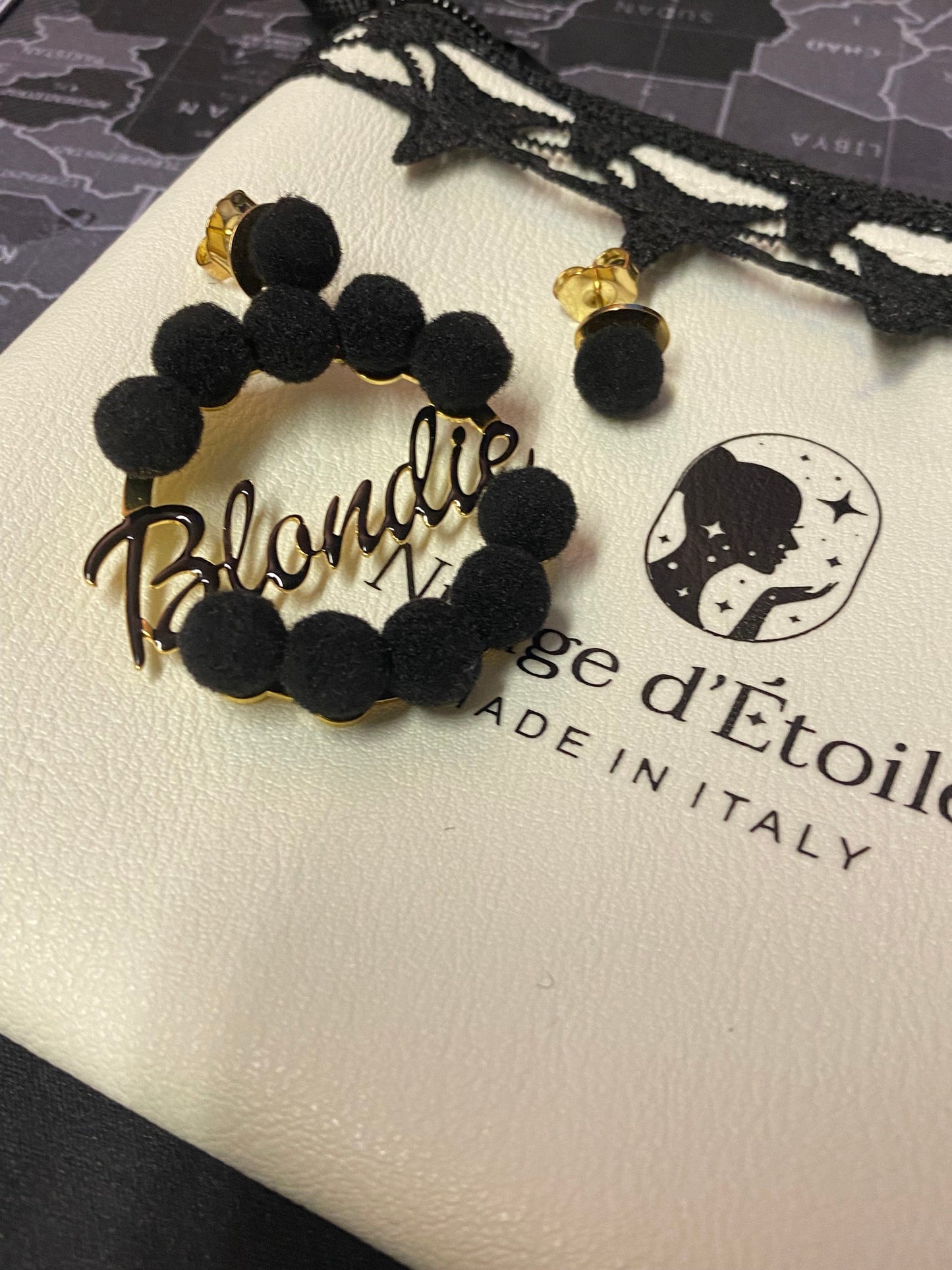 Orecchino Blondie con Tappalobo – dettaglio smalto e pon pon colorati | Nuage d'Etoiles