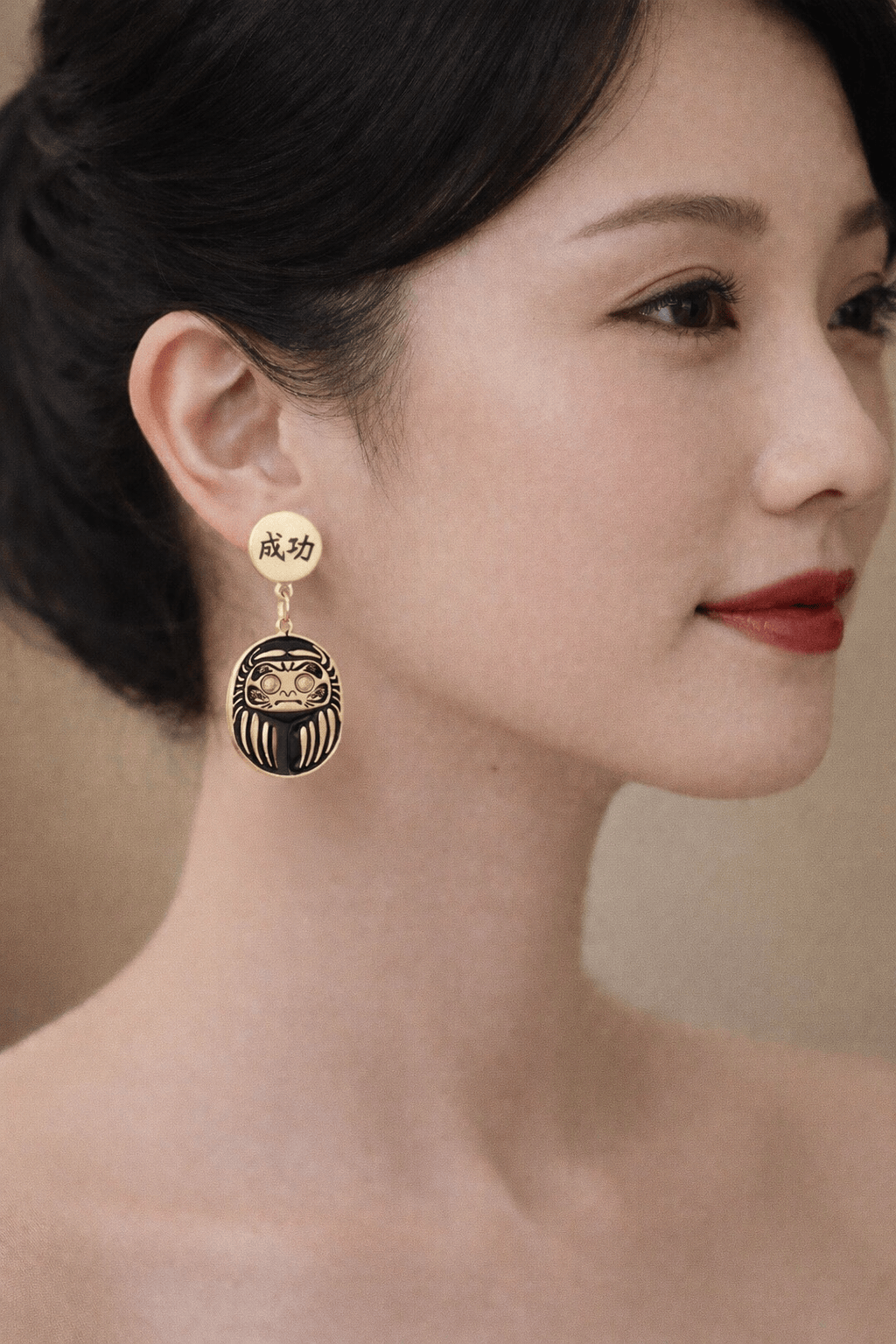 Orecchino Daruma Nero – portafortuna giapponese indossato, collezione Daruma, Nuage d'Etoiles