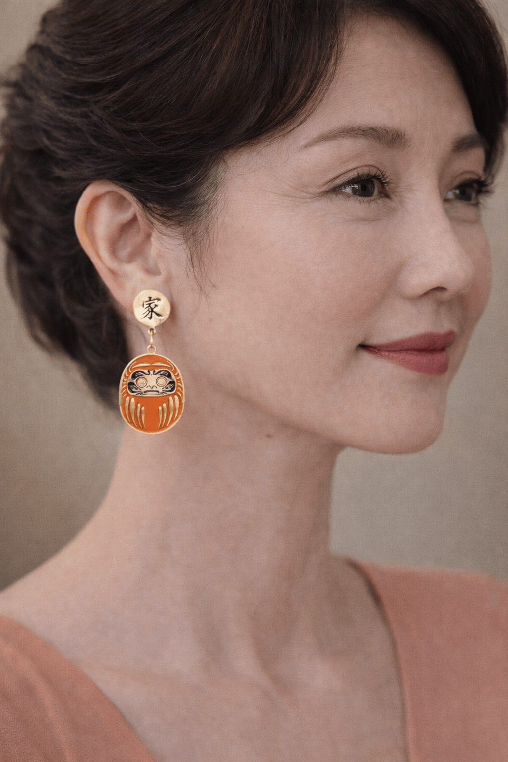 Orecchino Daruma Arancio – portafortuna giapponese indossato, collezione Daruma, Nuage d'Etoiles