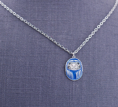 Collana Mini Daruma Blu dettaglio catena acciaio – simbolo di protezione per studio e lavoro Nuage d'Étoiles
