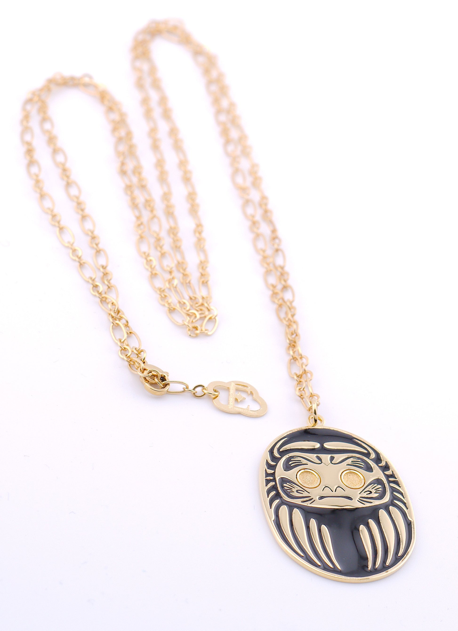 Collana con ciondolo Daruma nero e oro su sfondo bianco – Nuage d'Étoiles