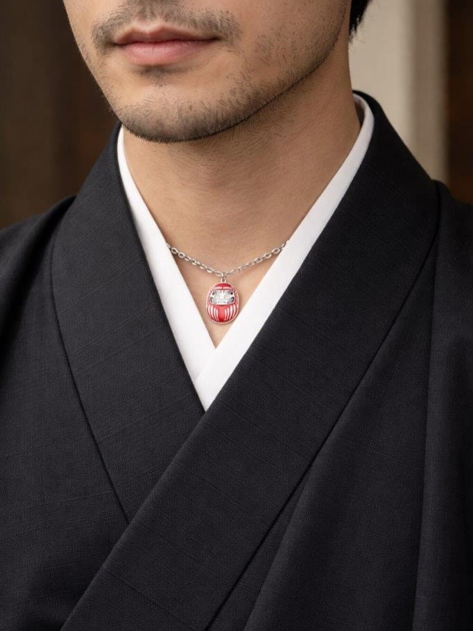 Collana Mini Daruma Rosso indossata da uomo – gioiello unisex in acciaio Nuage d'Étoiles