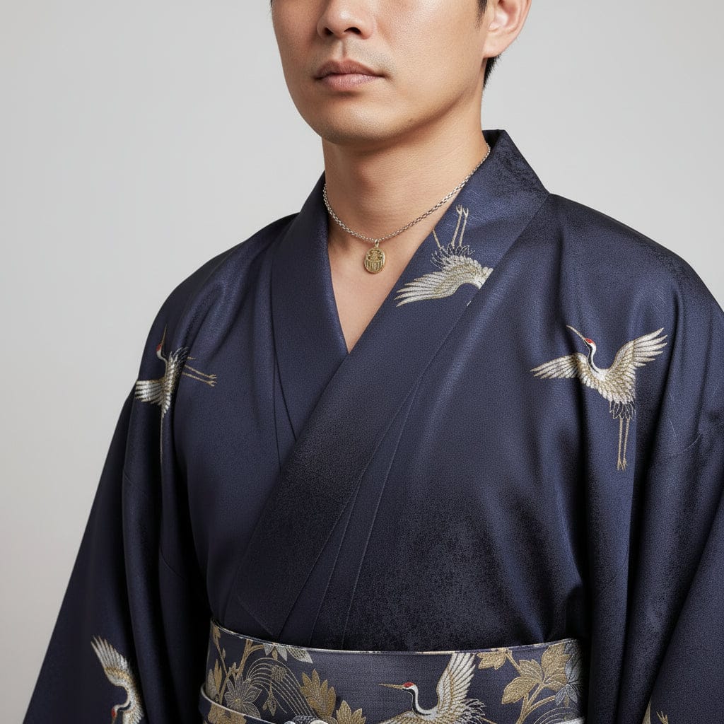 Collana_mini_daruma_oro_unisex_in_acciaio_indossato_da_uomo_in_kimono_blu