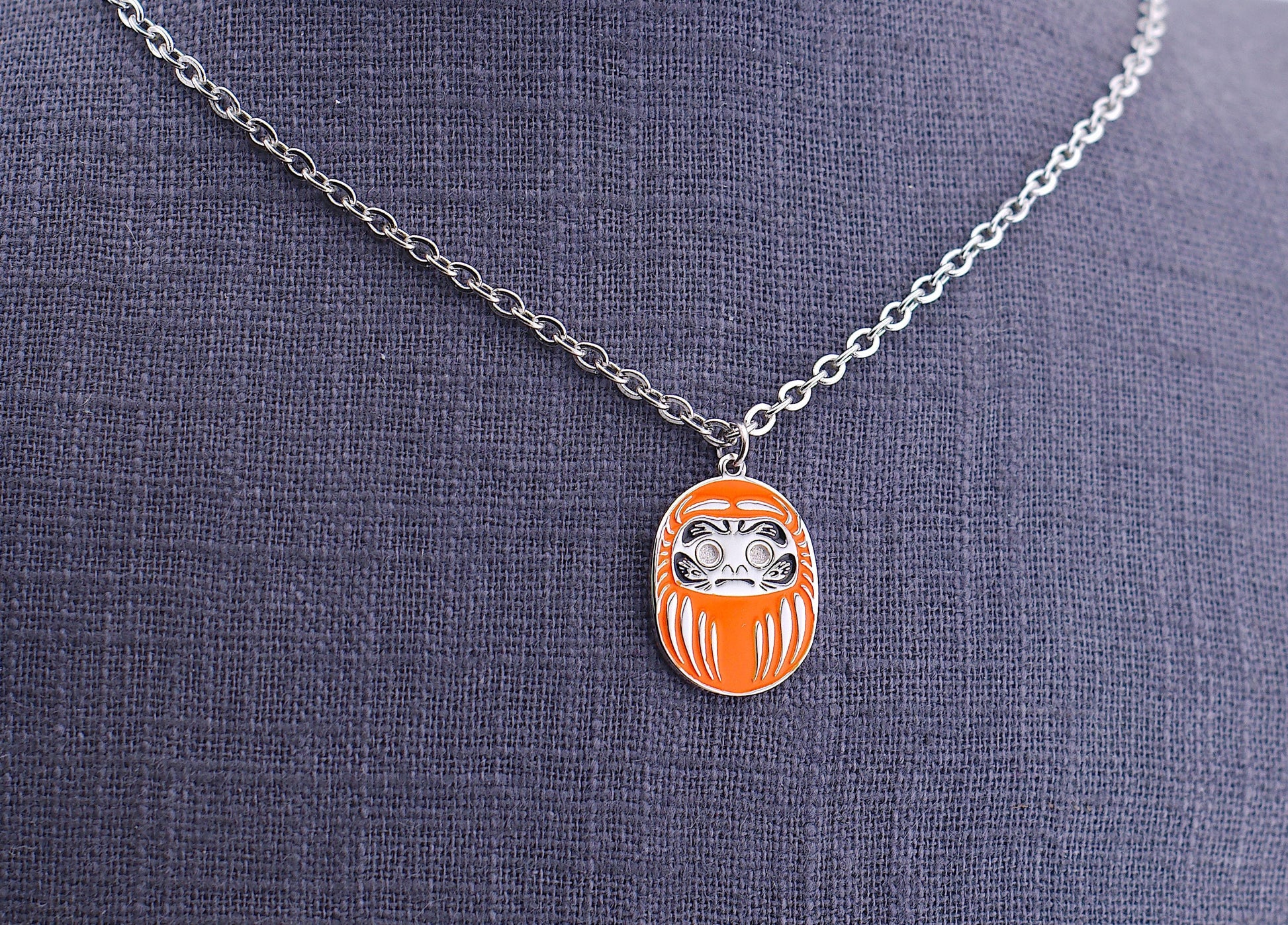 Collana Uomo Mini Daruma Arancione in rodio con catena acciaio simbolo di famiglia e creatività 50 cm