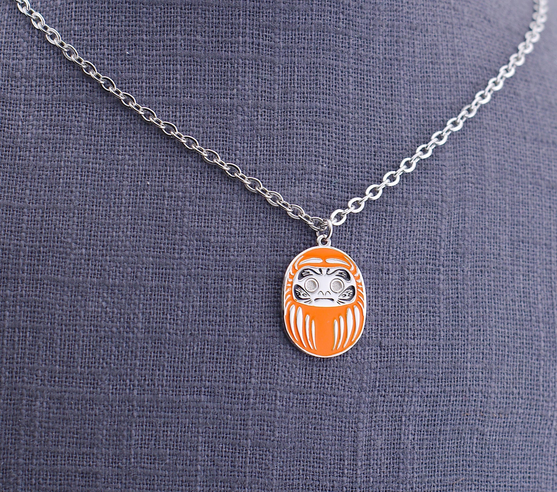 Collana Daruma Arancio uomo dettaglio catena acciaio – simbolo famiglia e nuovi inizi