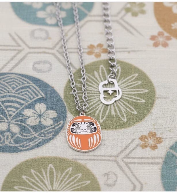 Collana Mini Daruma Arancio indossata da uomo – ciondolo ottone placcato rodio Nuage d'Étoile