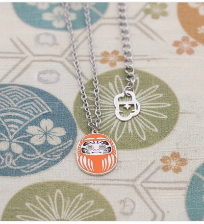 Collana Mini Daruma Arancio indossata da uomo – ciondolo ottone placcato rodio Nuage d'Étoile