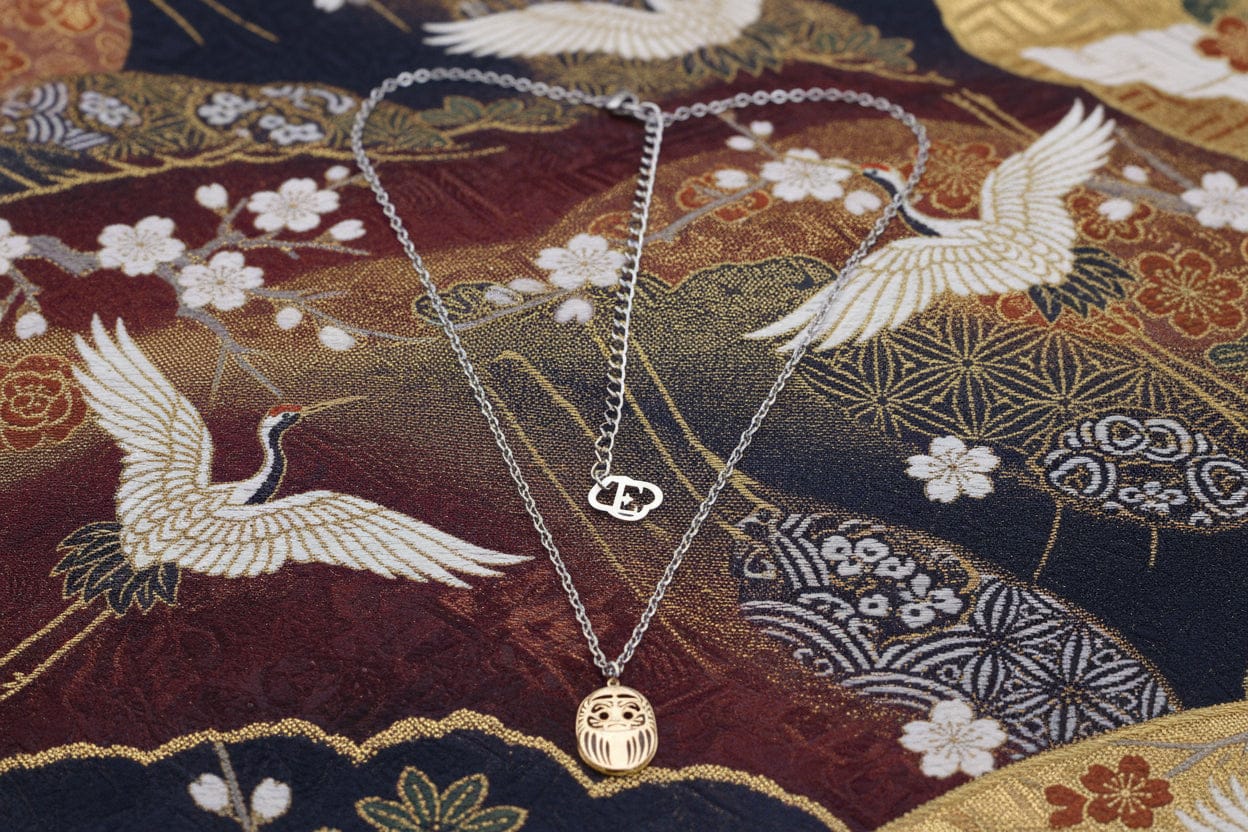 Collana_daruma_mini_oro_su_tappeto_giappone_qualità_catena_acciaio