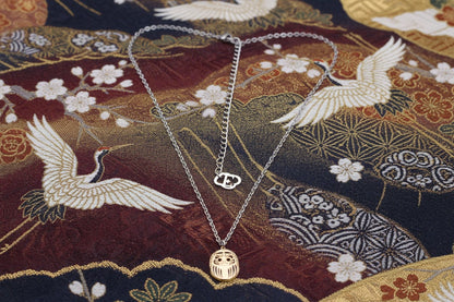 Collana_daruma_mini_oro_su_tappeto_giappone_qualità_catena_acciaio
