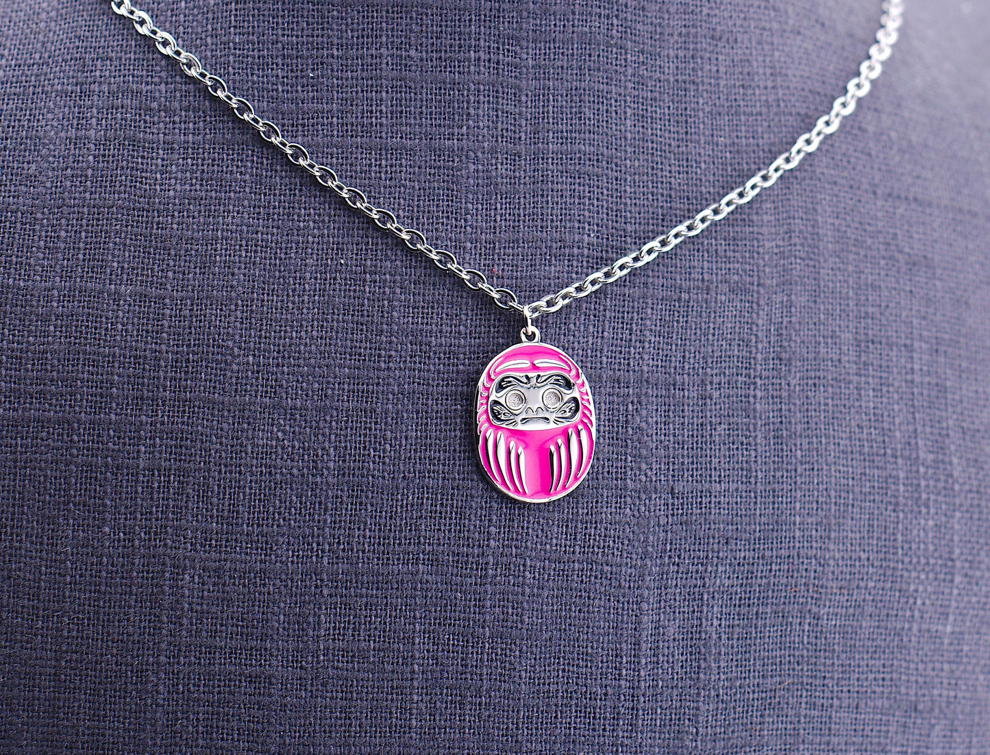 Collana daruma mini rosa amore e relazioni - dettaglio catena acciaio