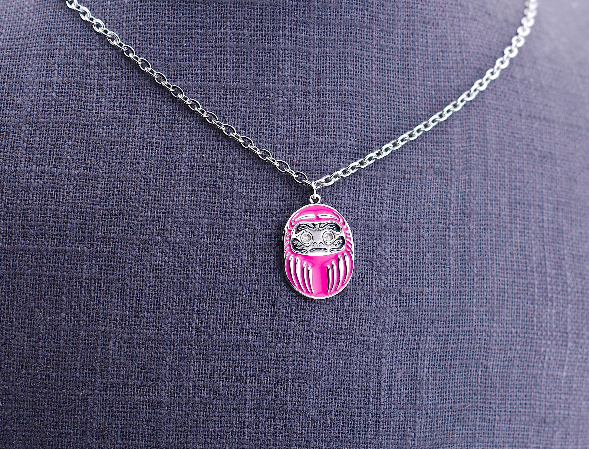 Collana daruma mini rosa amore e relazioni - dettaglio catena acciaio