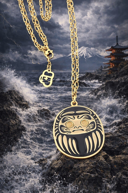 Collana Daruma Nera Oro 24K 90cm sfondo tempesta – simbolo protezione e successo Nuage d'Étoiles