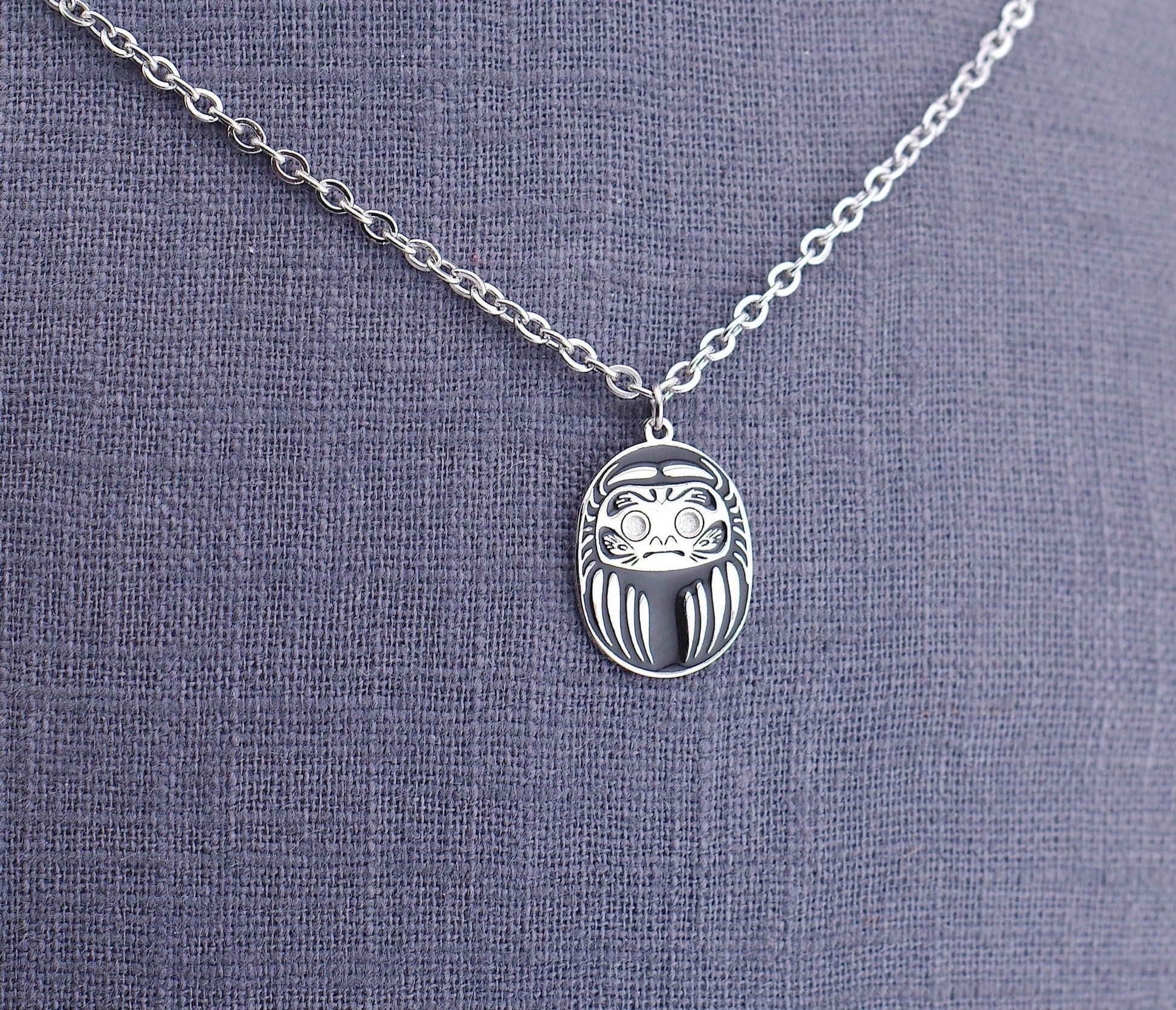 Collana Uomo Mini Daruma Nera in rodio e acciaio simbolo di successo forza e protezione stile minimal 50 cm dettaglio