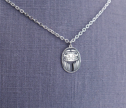Collana Uomo Mini Daruma Nera in rodio e acciaio simbolo di successo forza e protezione stile minimal 50 cm dettaglio