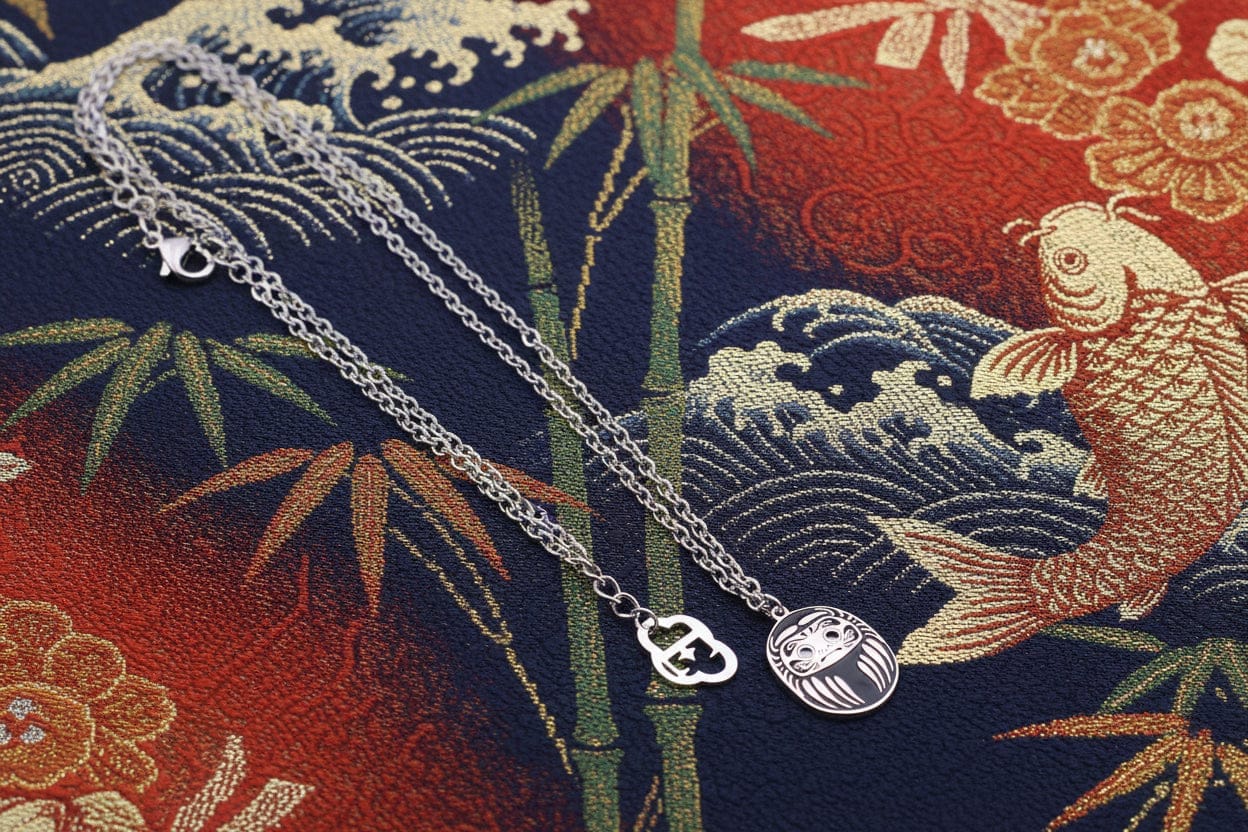 Collana Uomo Mini Daruma Nera in rodio e acciaio simbolo di successo forza e protezione stile minimal 50 cm su tappeto giapponese 