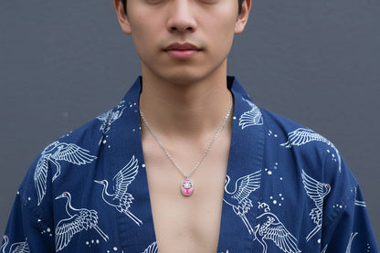 Collana Mini Daruma Rosa indossata da uomo – ciondolo in rodio simbolo di amore Nuage d'Étoiles