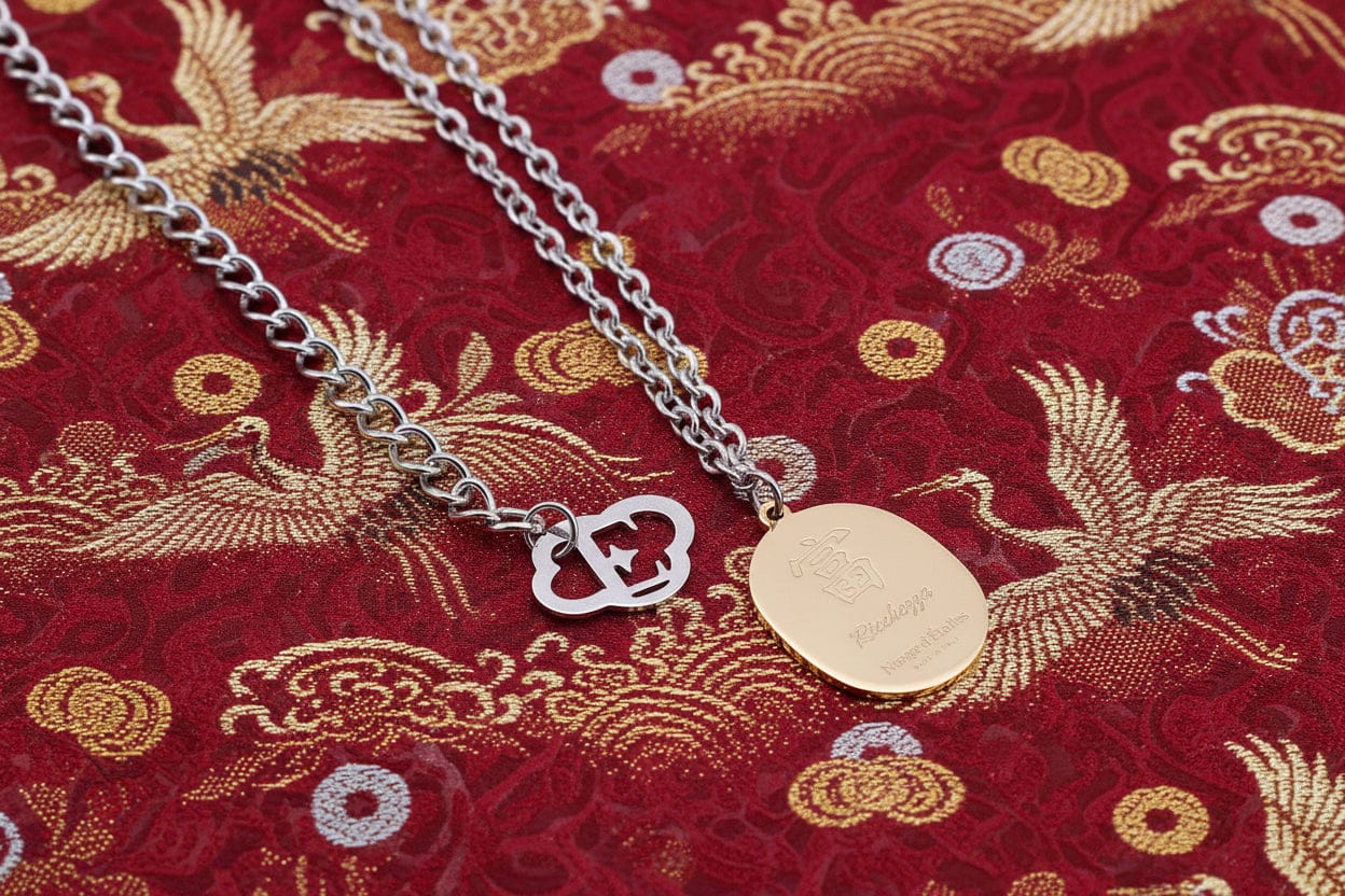 Collana_mini_daruma_oro_dettaglio_retro_inciso_simbolo_ricchezza_giapponese