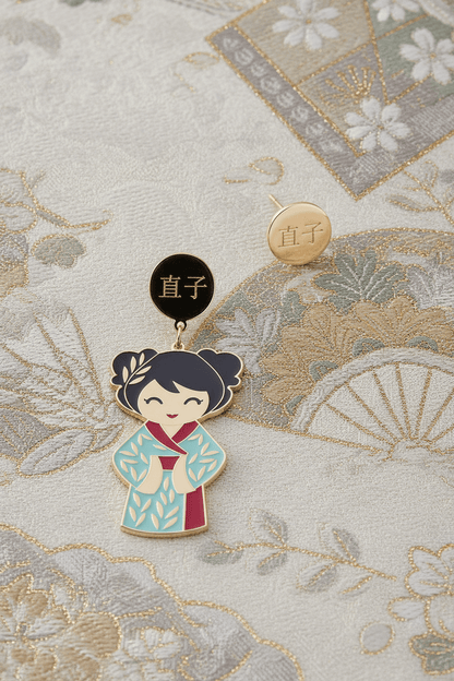 Orecchini Naoko Kokoro su tessuto con ventagli dorati, bambola kawaii kimono azzurro e tappalobo inciso 直子 – Nuage d'Étoiles