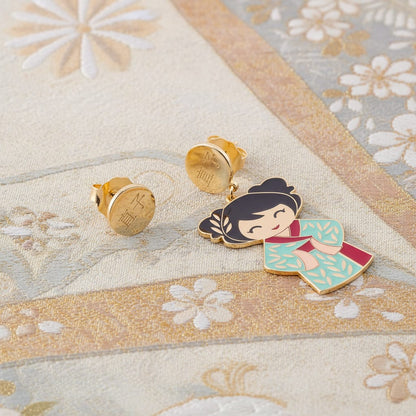 Orecchini Naoko Kokoro smaltati a mano su tessuto giapponese, dettaglio kimono azzurro e disco oro 直子 – Nuage d'Étoiles