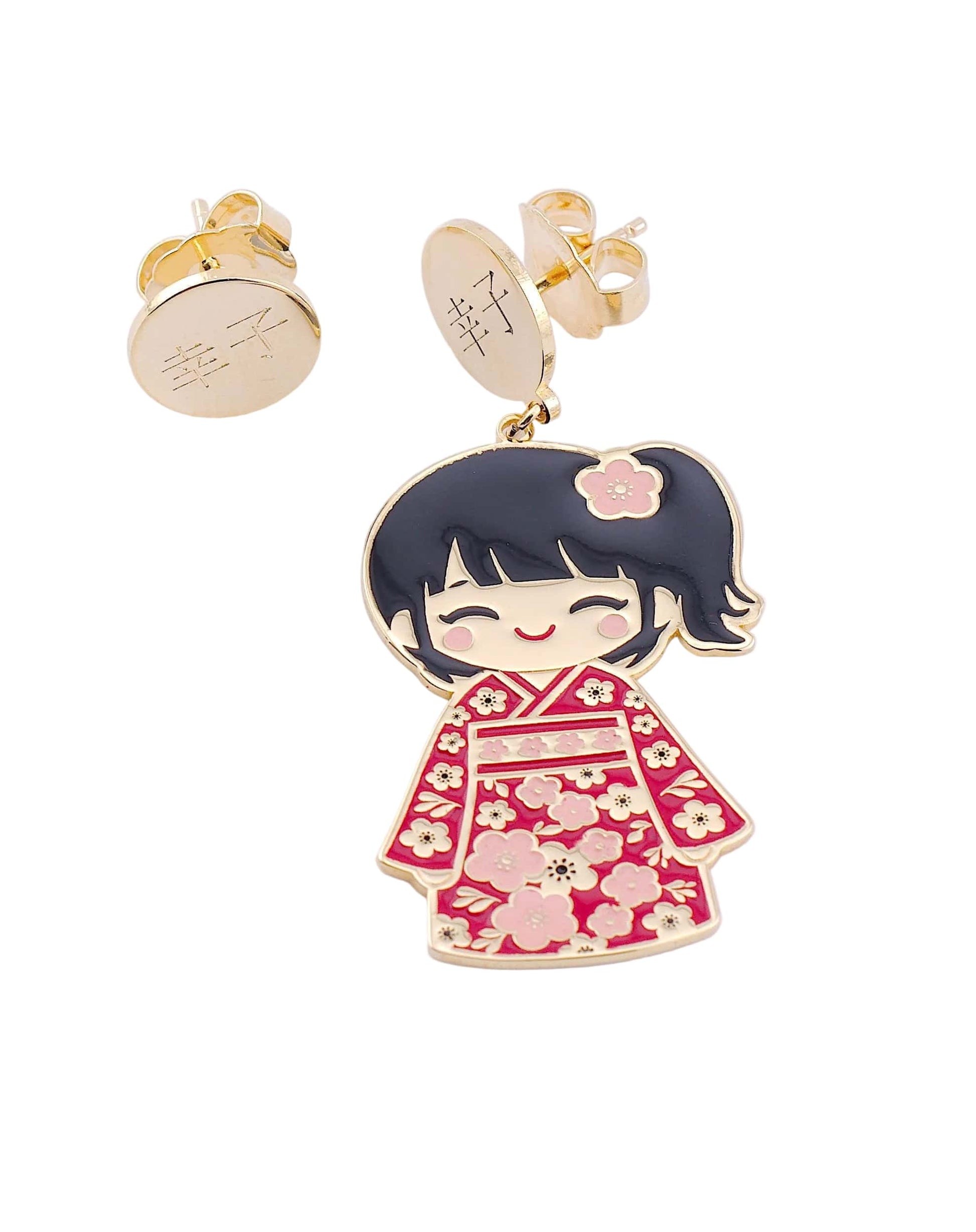 Orecchini Sachiko Kokoro su sfondo bianco, dettaglio kimono rosso smaltato e disco inciso – Nuage d'Étoiles
