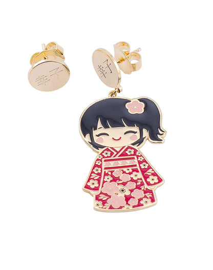 Orecchini Sachiko Kokoro su sfondo bianco, dettaglio kimono rosso smaltato e disco inciso – Nuage d'Étoiles