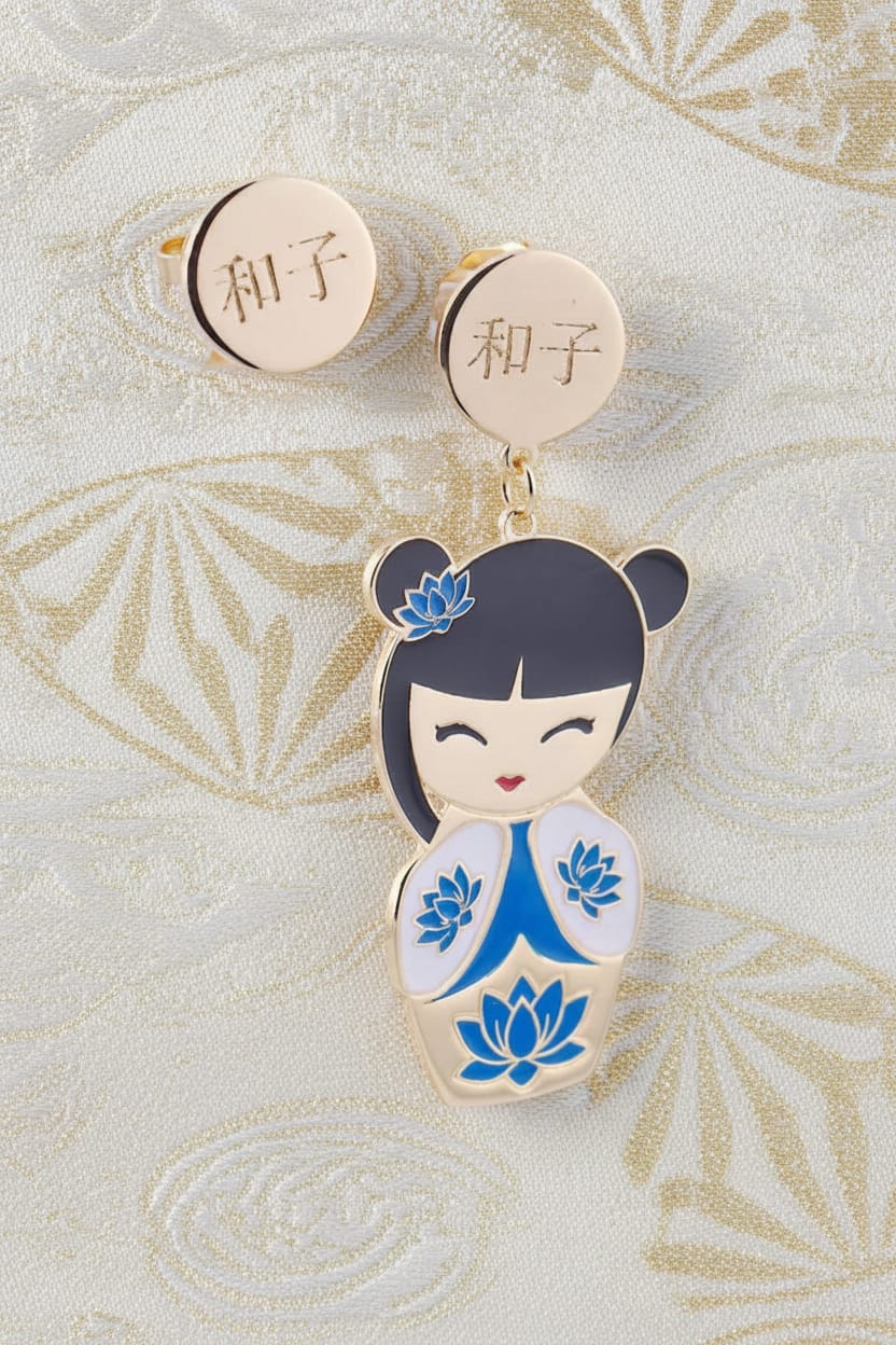 Orecchini Kazuko Kokoro smaltati a mano su tessuto giapponese dorato, dettaglio kimono blu con loto e disco oro 和子 – Nuage d'Étoiles
