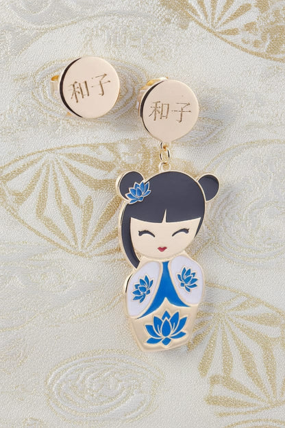 Orecchini Kazuko Kokoro smaltati a mano su tessuto giapponese dorato, dettaglio kimono blu con loto e disco oro 和子 – Nuage d'Étoiles
