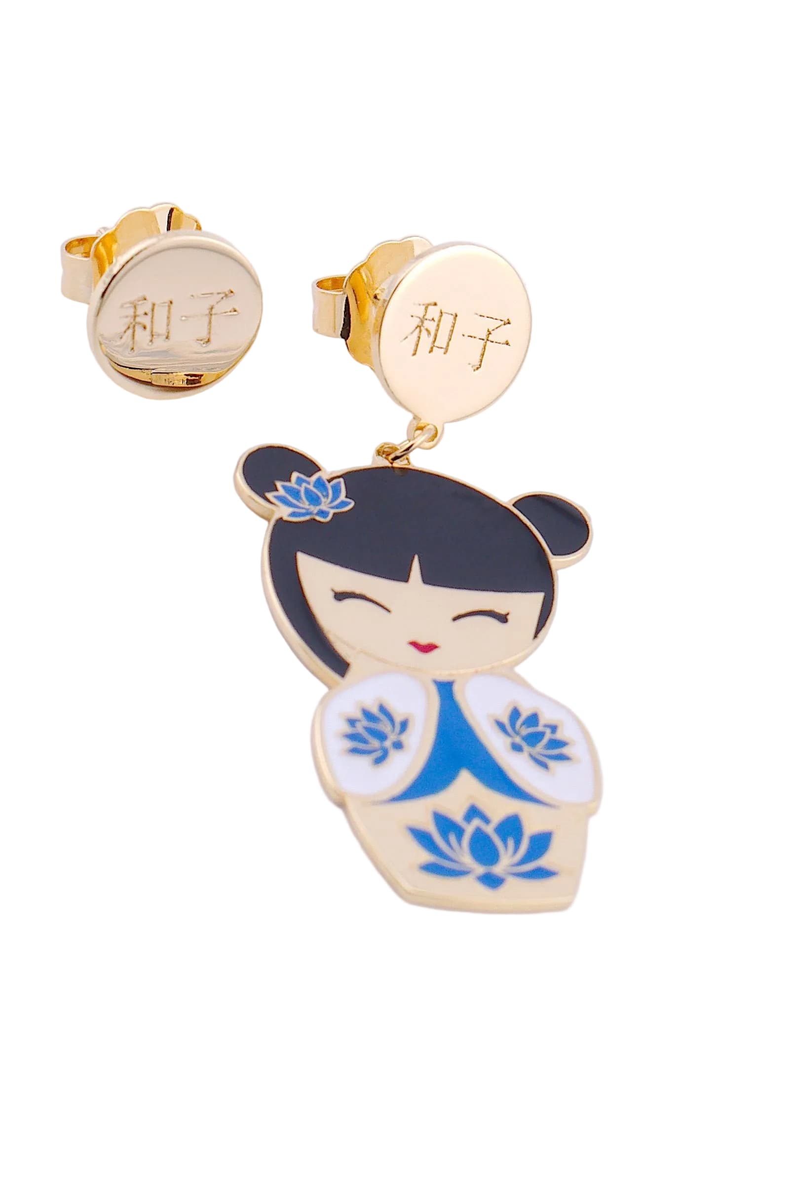 Orecchini Kazuko Kokoro placcati oro 24kt su sfondo bianco, bambola kawaii kimono blu con fiori di loto e disco inciso 和子 – Nuage d'Étoiles

