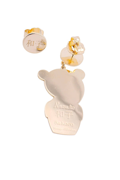 Retro orecchini Kazuko Kokoro placcati oro 24kt con incisione Kazuko 和子 Kokoro – sfondo bianco – Nuage d'Étoiles

