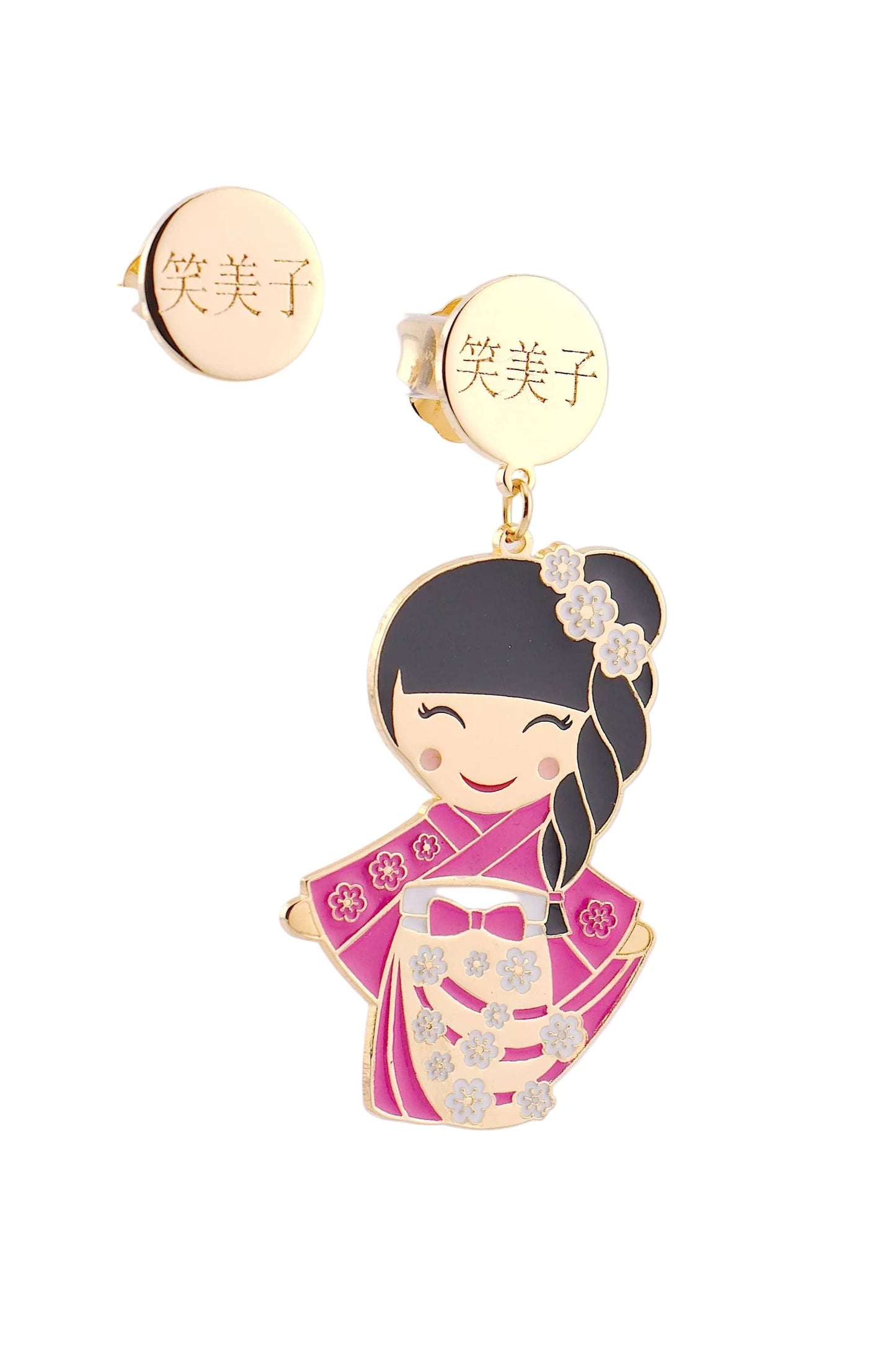 Retro orecchini Emiko Kokoro placcati oro 24kt con incisione Emiko 笑美子 Kokoro – sfondo bianco – Nuage d'Étoiles
