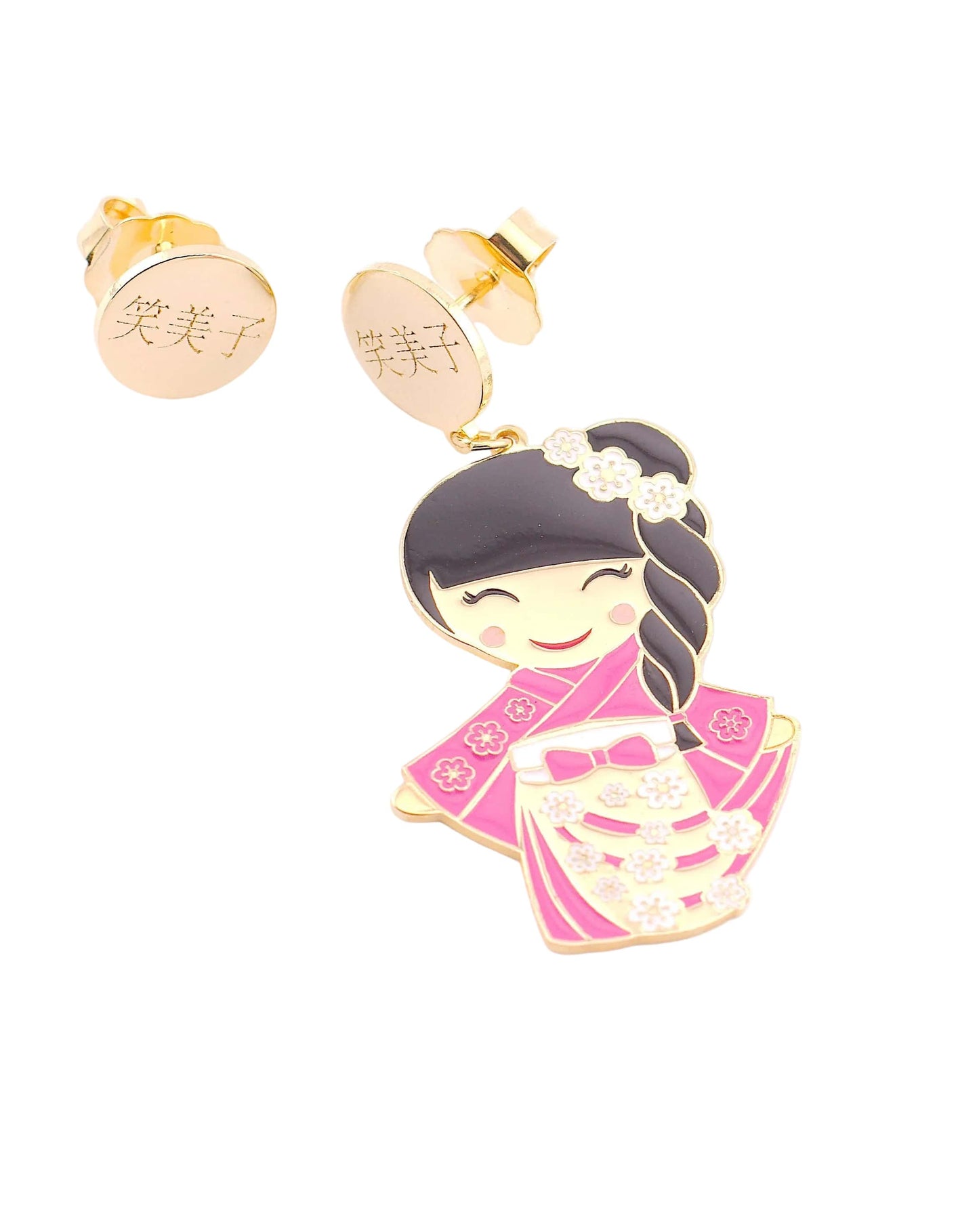 Orecchini Emiko Kokoro smaltati a mano su sfondo bianco, bambola kawaii kimono fucsia sorridente con fiori e disco oro 笑美子 – Nuage d'Étoiles
