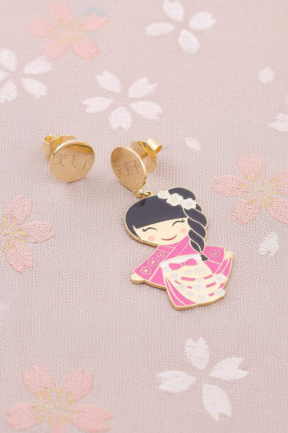 Orecchini Emiko Kokoro smaltati a mano su tessuto rosa con petali di ciliegio, bambola kawaii kimono fucsia e retro tappalobo inciso 笑美子 – Nuage d'Étoiles
