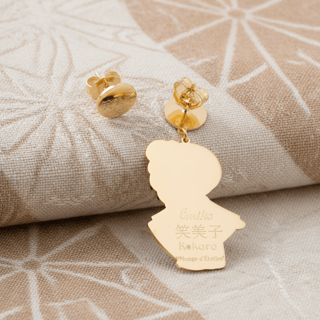 Retro orecchini Emiko Kokoro placcati oro 24kt con incisione Emiko 笑美子 Kokoro su tessuto giapponese geometrico beige – Nuage d'Étoiles
