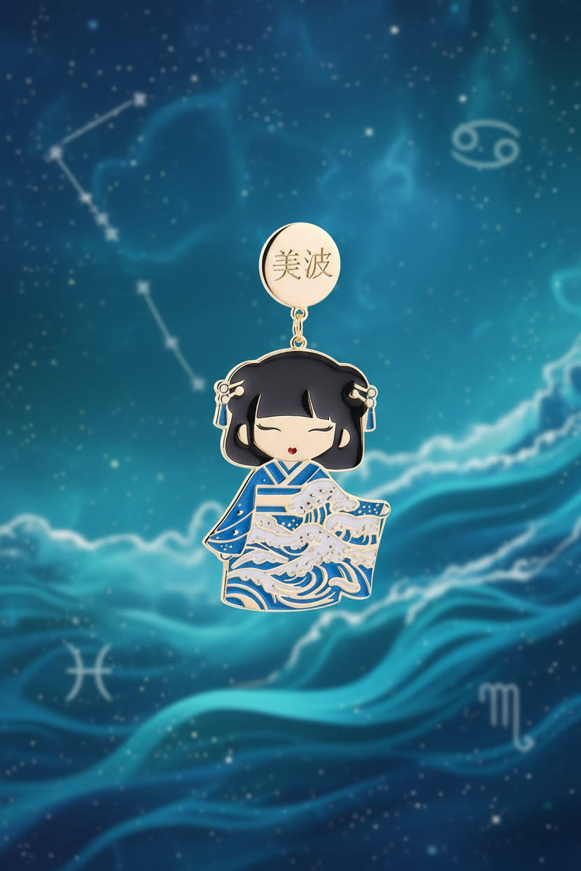 Orecchini Minami Kokoro smaltati a mano su tessuto fiorito, bambola kawaii kimono blu con onde e disco oro inciso 美波 - sfondo simboli zodiaco segni di acqua -  – Nuage d'Étoiles
