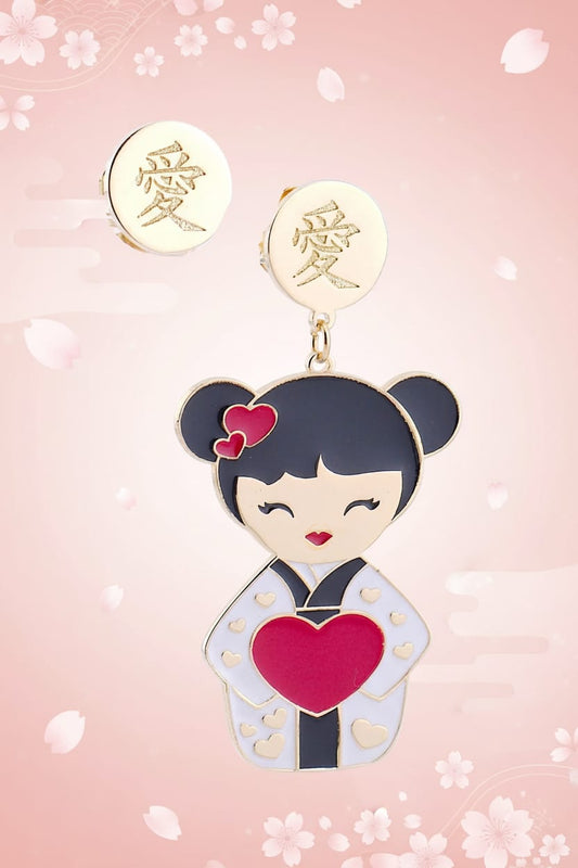 Orecchini Ai Kokoro oro 24kt su sfondo rosa con petali di ciliegio, bambola kawaii kimono bianco con cuore rosso e disco inciso 愛 – Nuage d'Étoiles
