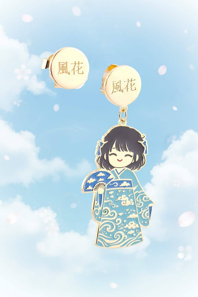 Orecchini Fuuka Kokoro oro 24kt su sfondo cielo azzurro con nuvole, bambola kawaii kimono azzurro nuvole con ventaglio e tappalobo inciso 風花 – Nuage d'Étoiles
