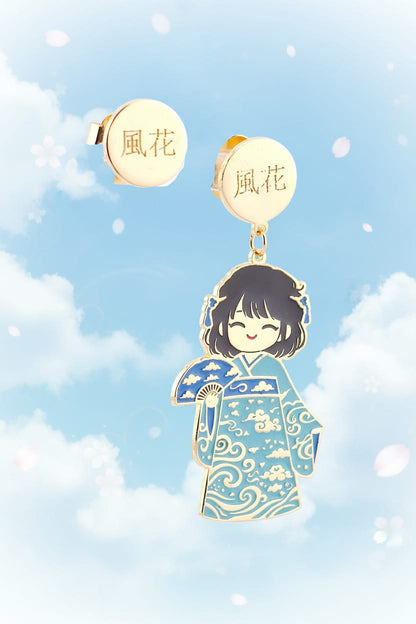 Orecchini Fuuka Kokoro oro 24kt su sfondo cielo azzurro con nuvole, bambola kawaii kimono azzurro nuvole con ventaglio e tappalobo inciso 風花 – Nuage d'Étoiles
