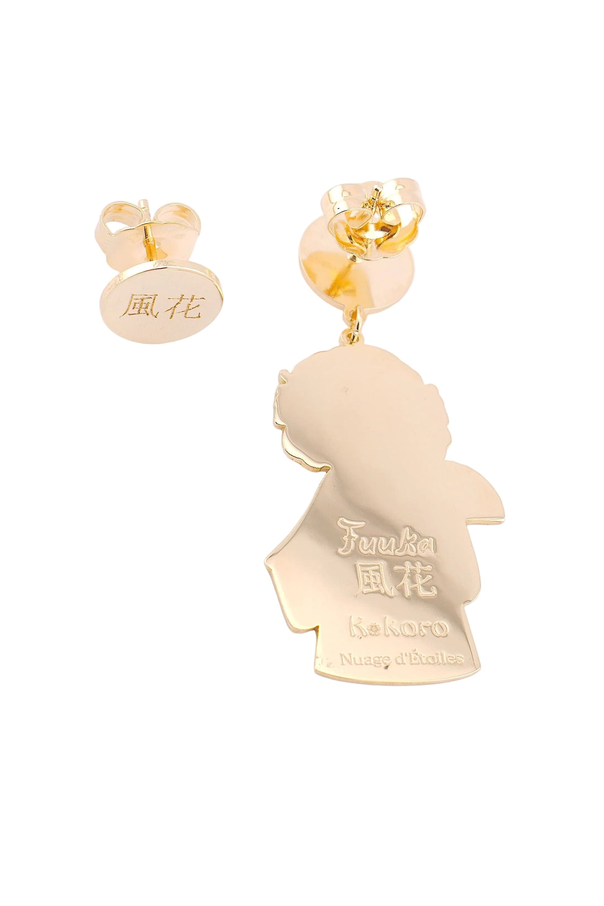 Retro orecchini Fuuka Kokoro placcati oro 24kt con incisione Fuuka 風花 Kokoro – sfondo bianco – Nuage d'Étoiles
