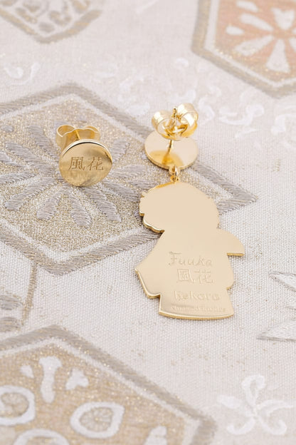 Retro orecchini Fuuka Kokoro placcati oro 24kt con incisione Fuuka 風花 Kokoro su tessuto giapponese geometrico beige – Nuage d'Étoiles
