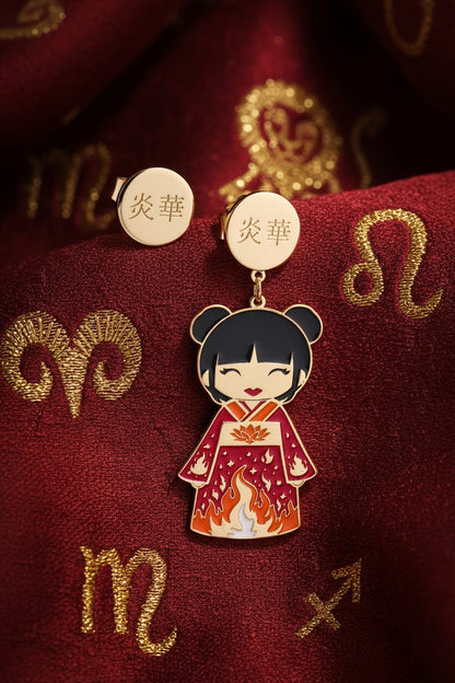 Orecchini Hinoka Kokoro oro 24kt su tessuto rosso bordeaux con segni zodiacali fuoco – Ariete, Leone, Sagittario – bambola kawaii kimono rosso con fiamme e disco inciso 炎華 – Nuage d'Étoiles
