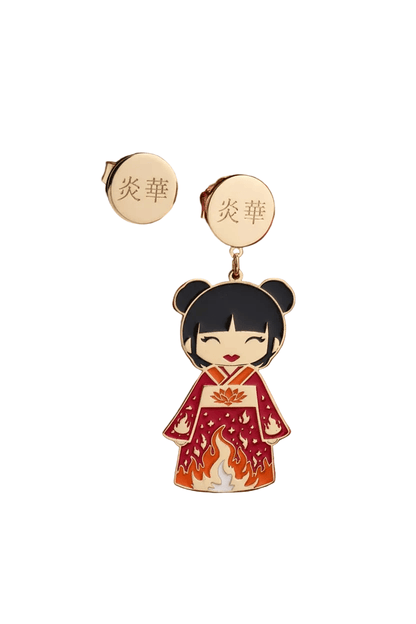 Orecchini Hinoka Kokoro placcati oro 24kt su sfondo bianco, bambola kawaii kimono rosso con fiamme arancioni e loto e tappalobo inciso 炎華 – Nuage d'Étoiles
